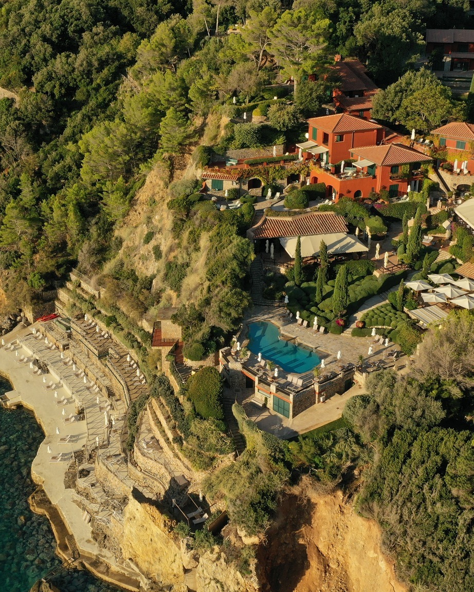 Hotel Il Pellicano is nestled on the coast of Tuscany, a serene retreat boasts picture-perfect views of the Tyrrhenian Sea.